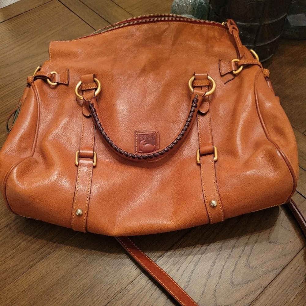 Spacious Tan Leather Shoulder Bag with Gold Hardware